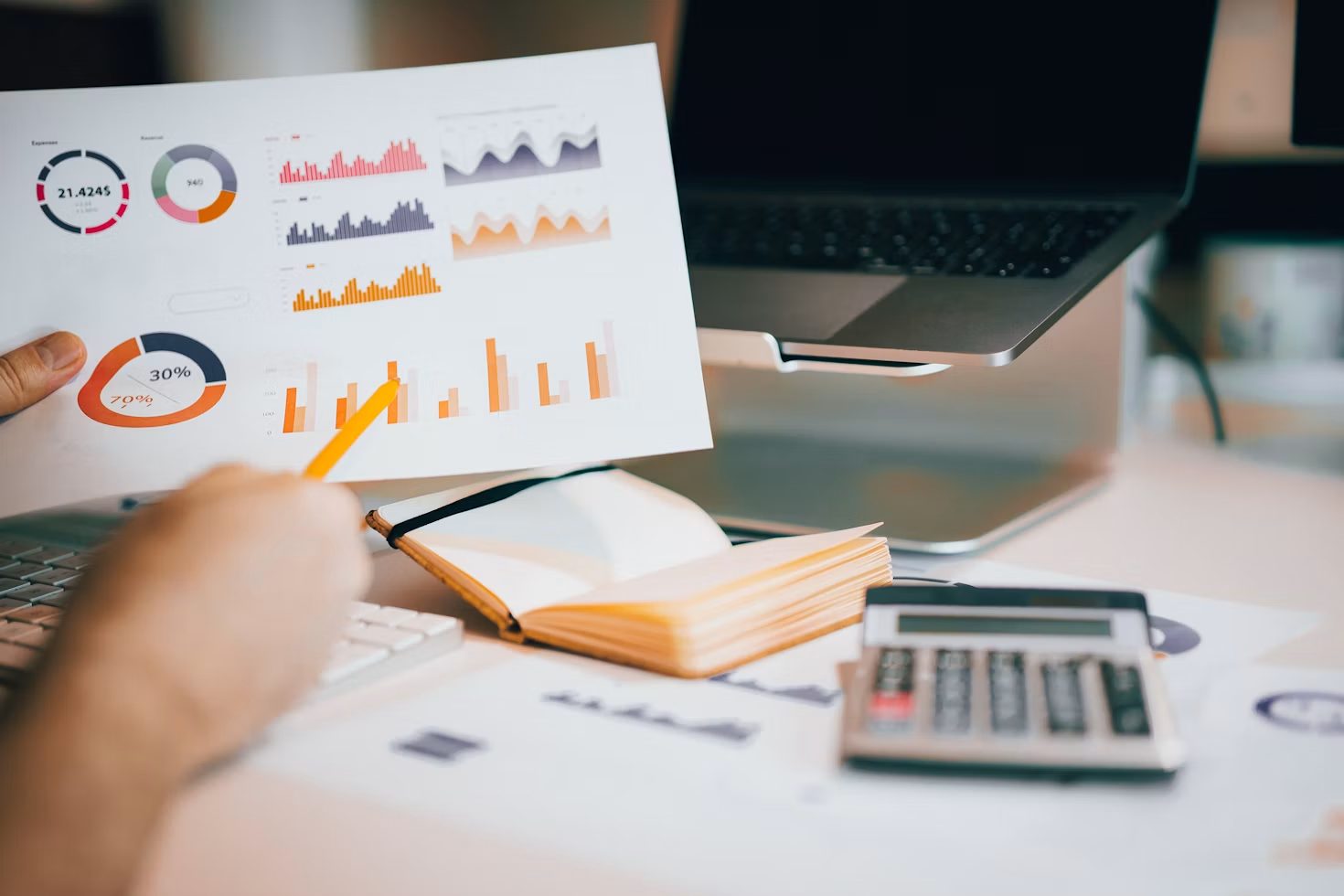 Financiële analyse en rapportage op een bureau